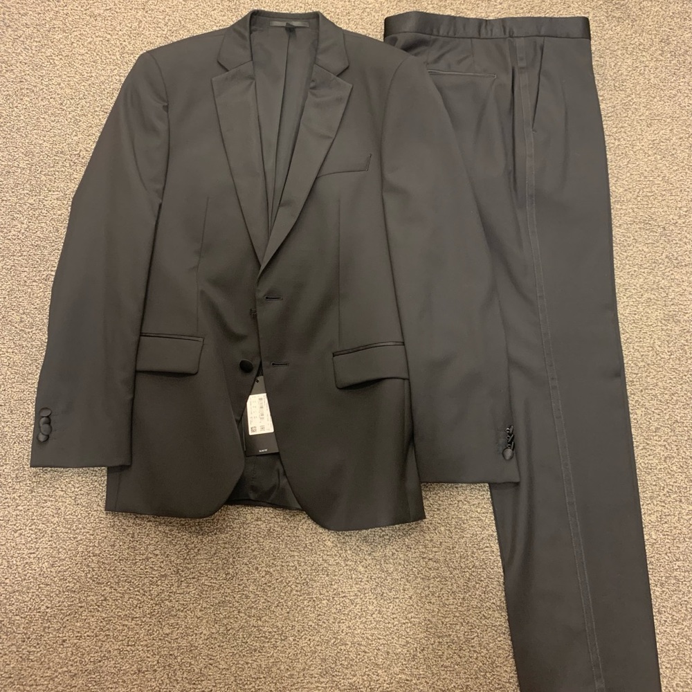 Men’s BRAND NEW HUGO BOSS Tuxedo sz 36R Jacket, 30 Pants